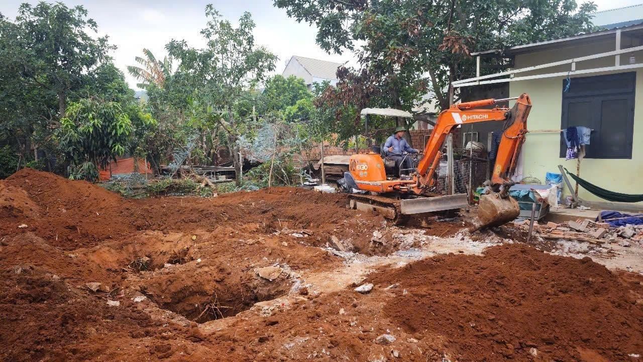 Máy đào thi công phần móng công trình nhà ở 2 tầng