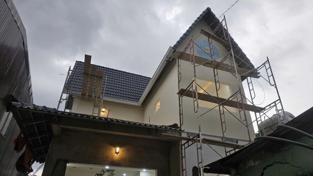 Thi công hoàn thiện mặt tiền nhà 2 tầng mái Thái