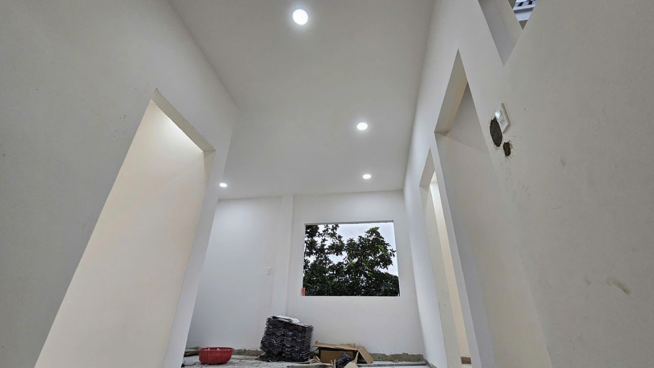 Không gian phòng khách nhà 2 tầng với hệ đèn âm trần
