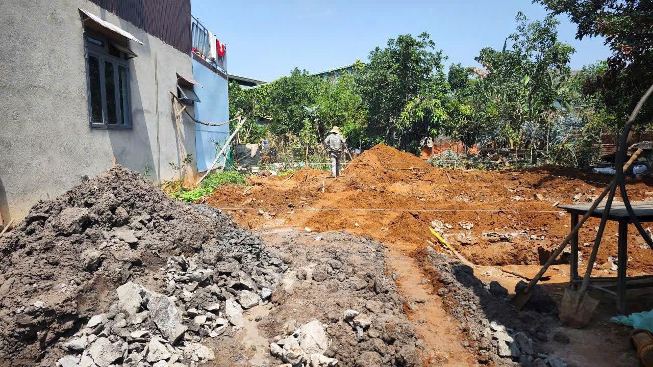 Thi công xây tường gạch và cột bê tông nhà 2 tầng