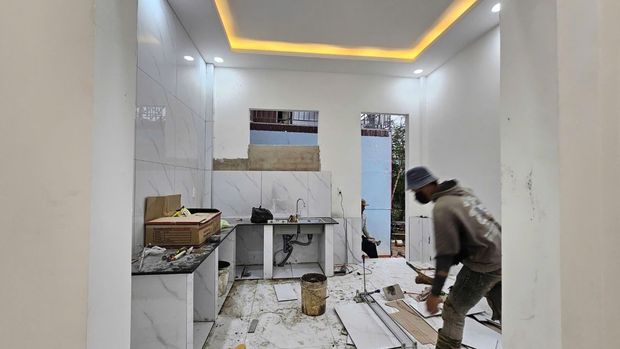 Thợ thi công ốp lát và hoàn thiện không gian phòng bếp