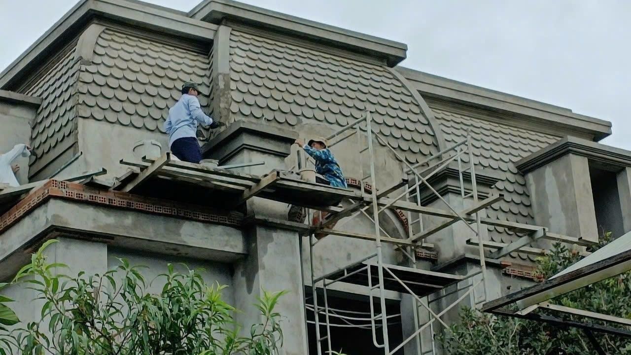 Thi công mái Mansard biệt thự tân cổ điển với bề mặt giả ngói tại Đà Lạt
