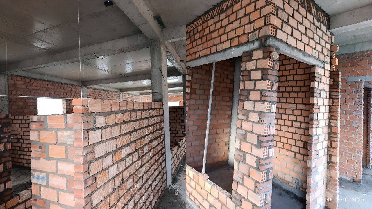 Thi công tường gạch bên trong khách sạn Đà Lạt