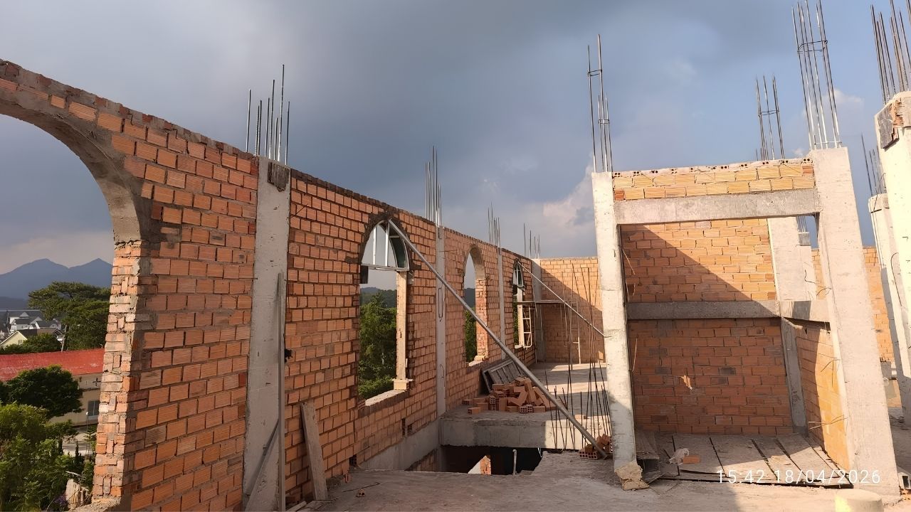 Thi công tường bao và cửa vòm khách sạn tại Đà Lạt