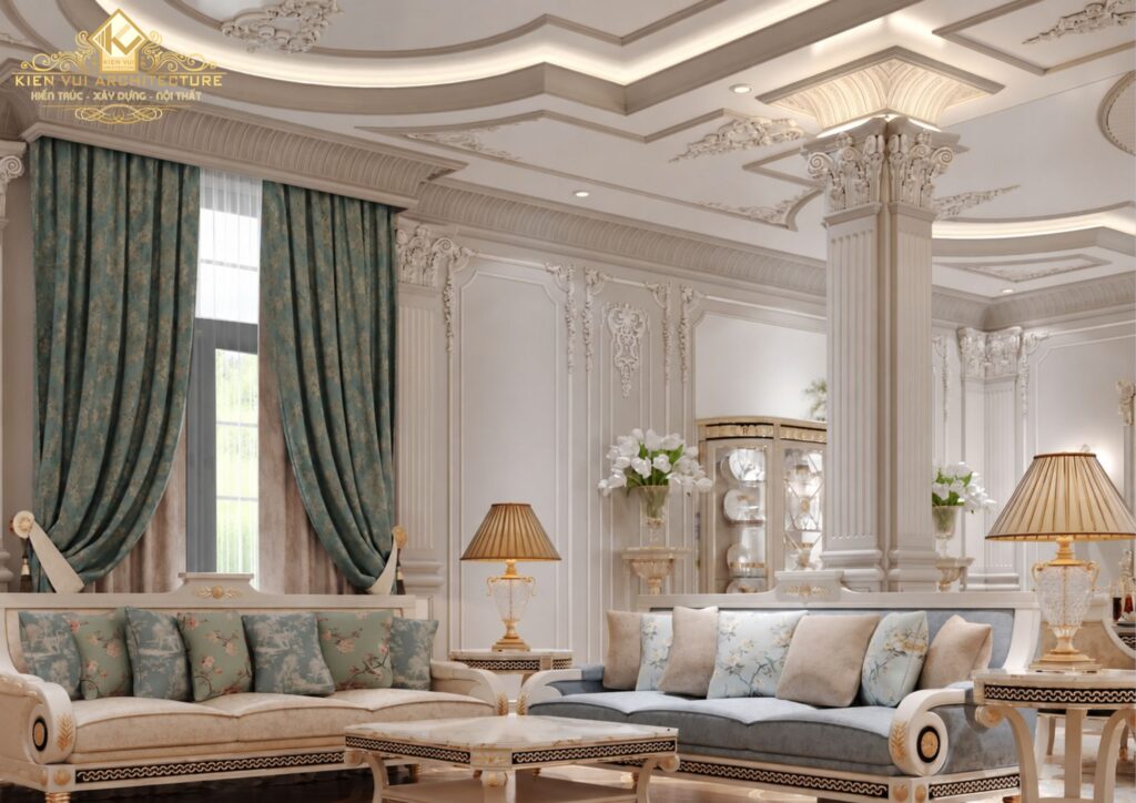 Nội thất phòng khách biệt thự cổ điển với sofa sang trọng, rèm xanh và phào chỉ cầu kỳ