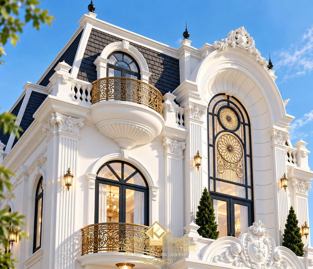 Góc cận mặt tiền biệt thự trắng với cửa vòm, phù điêu và ban công cong.
