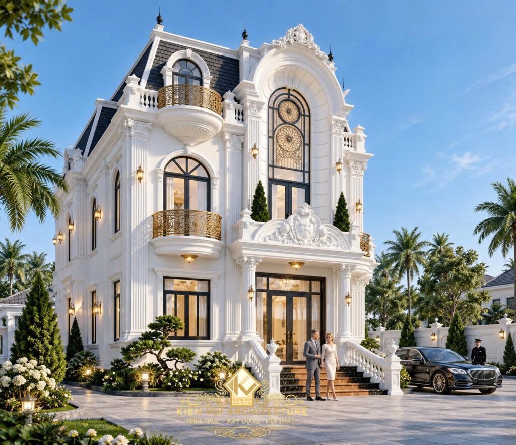 Góc nghiêng biệt thự trắng với mái Mansard, ban công hoa văn và sân cây xanh.