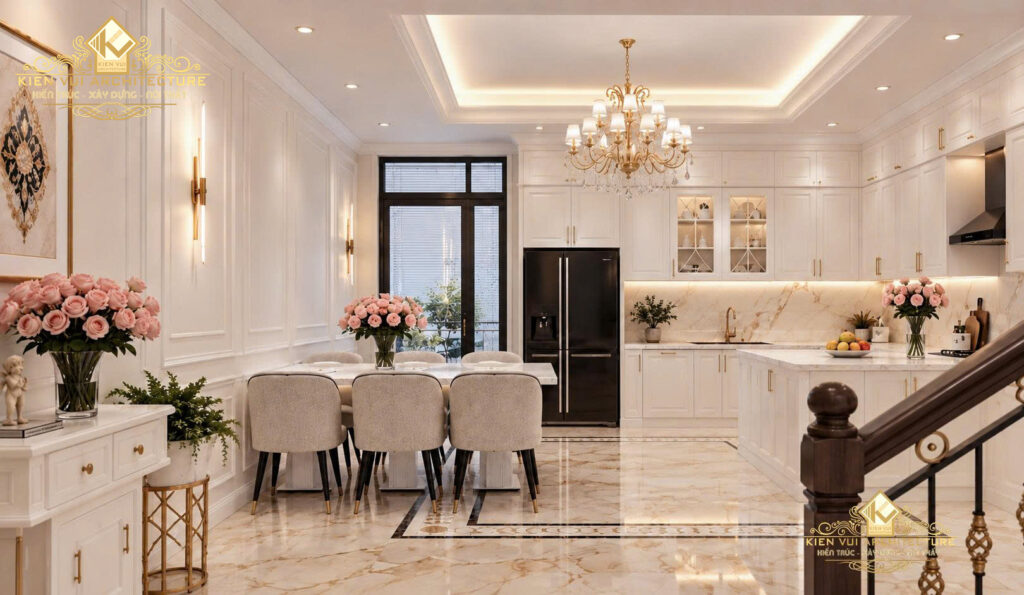 Bàn ăn và bếp màu kem nhìn từ khu vực cạnh cầu thang