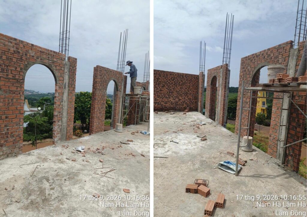 Không gian bên trong với tường gạch và các khoảng mở hình vòm.