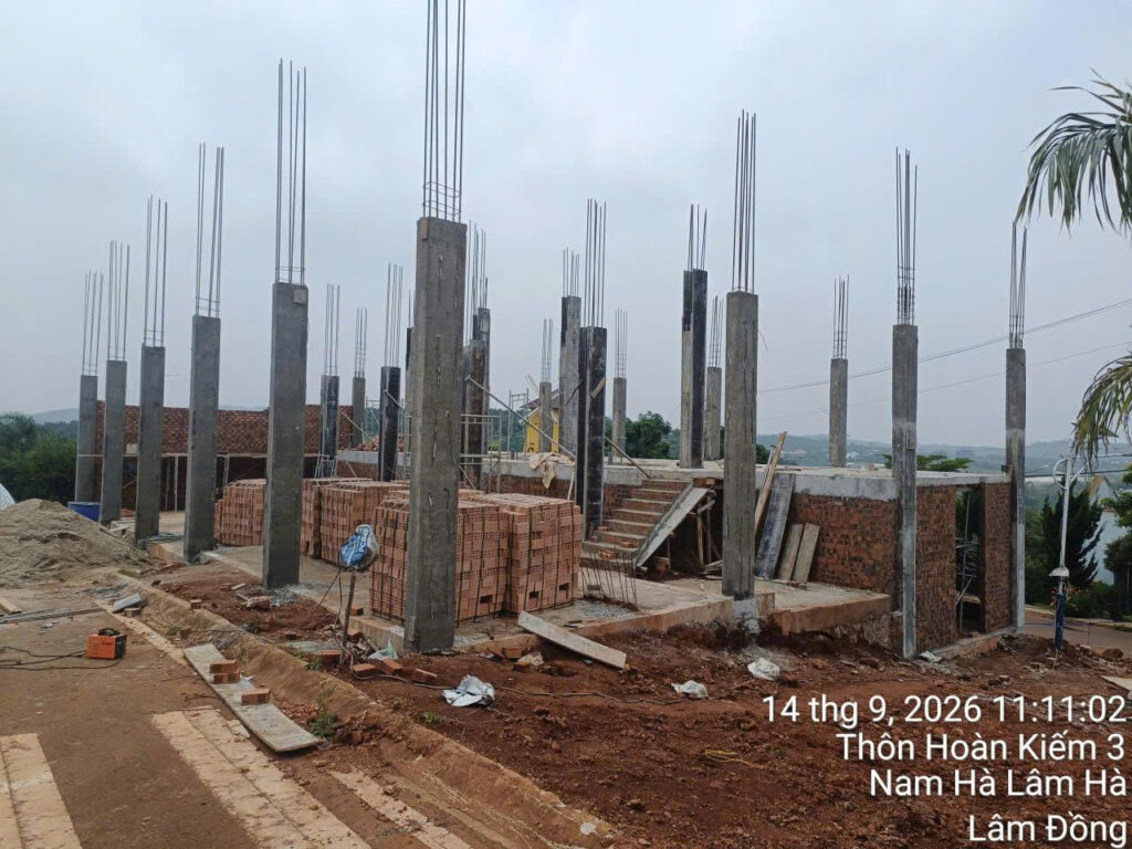 Góc nhìn khác của các hàng cột và vật liệu tập kết tại công trường.