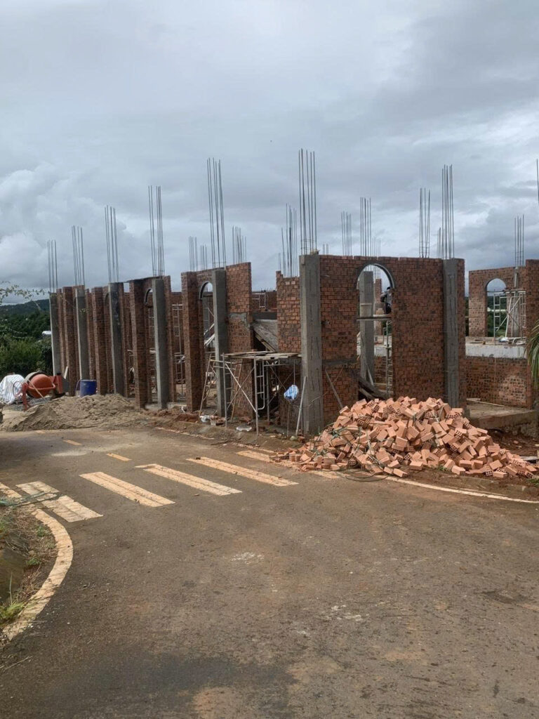Toàn cảnh phần thô The Arch Dalat Resort với hệ cột và các ô cửa vòm đang hình thành.
