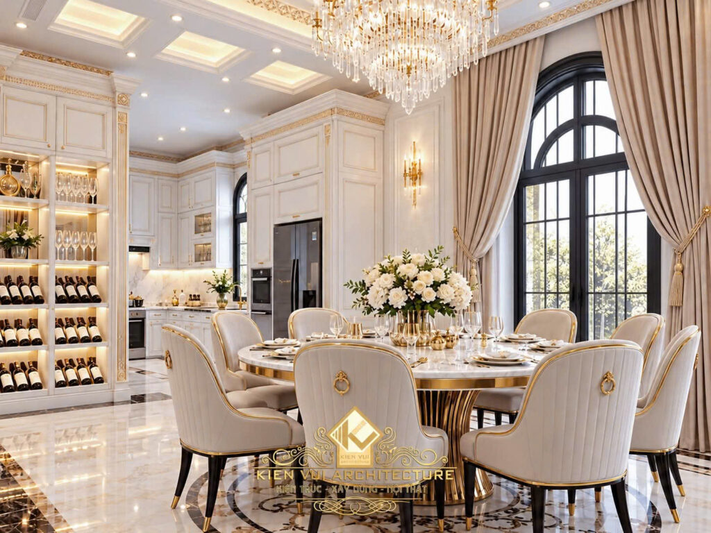 Bàn ăn tân cổ điển với ghế bọc kem cạnh cửa vòm và tủ trưng bày