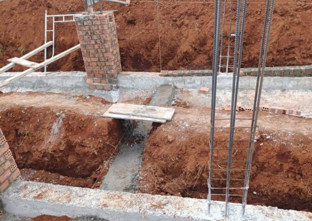 Vị trí giao nhau của các tuyến bê tông và thép chờ cột.