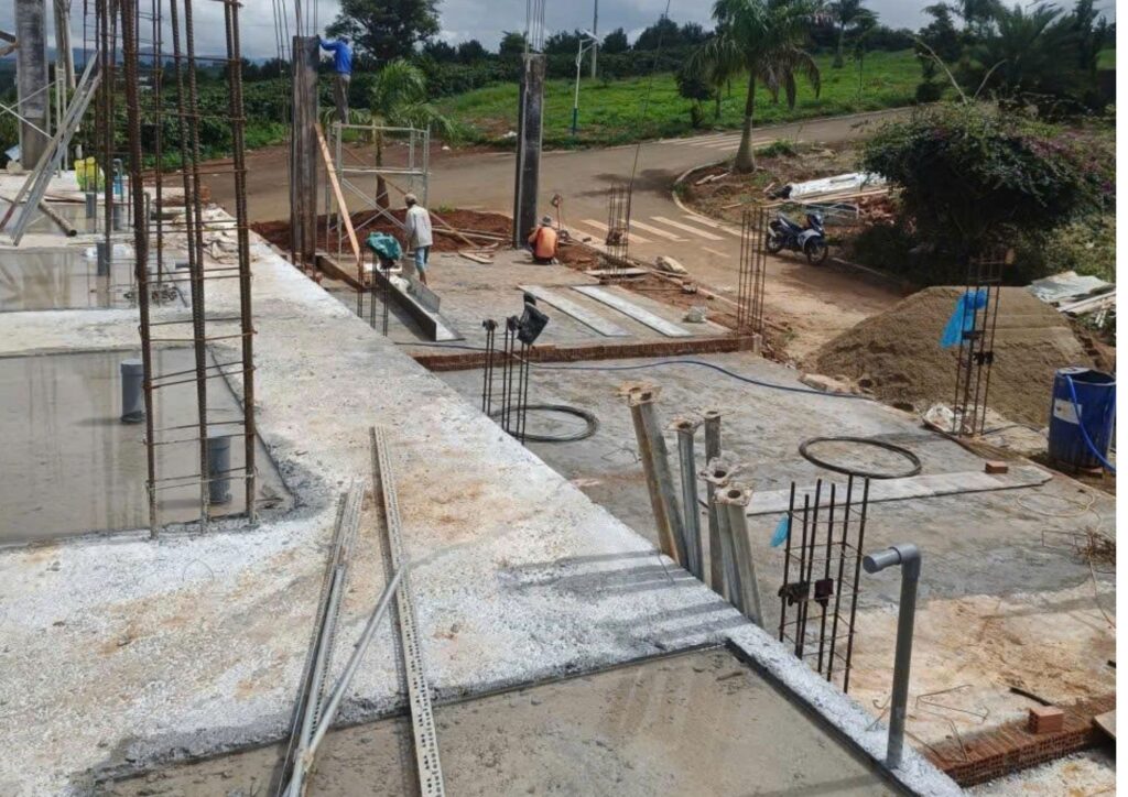 Cận cảnh chân cột, thép chờ và tuyến kết cấu liên kết tại mặt bằng.
