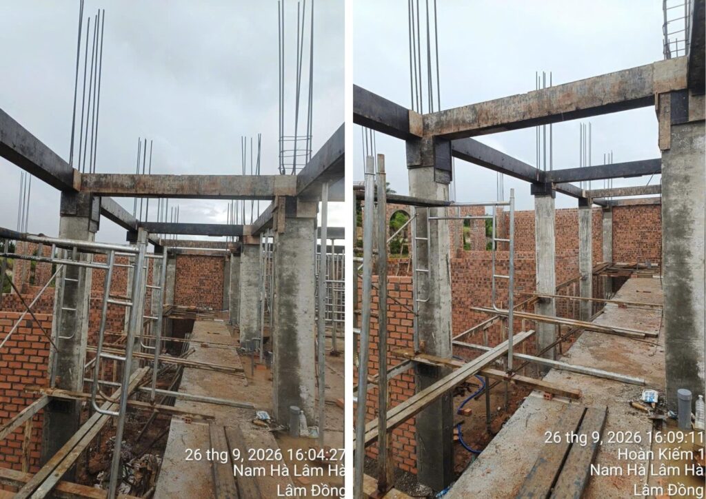 Hệ cột và dầm bê tông trong không gian bên trong công trình và Góc nhìn bên trong cho thấy cột, dầm, tường gạch và giàn giáo thi công.