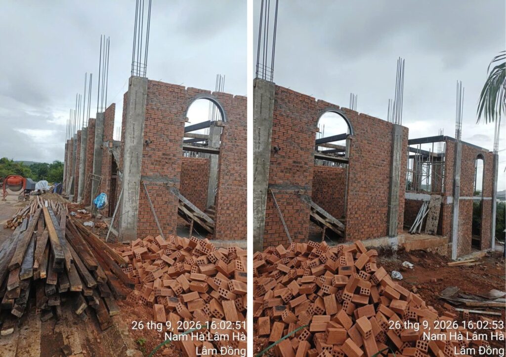 Tường gạch và các ô cửa vòm nhìn từ phía ngoài công trình và Cận cảnh ô cửa vòm giữa các cấu kiện bê tông và tường xây.